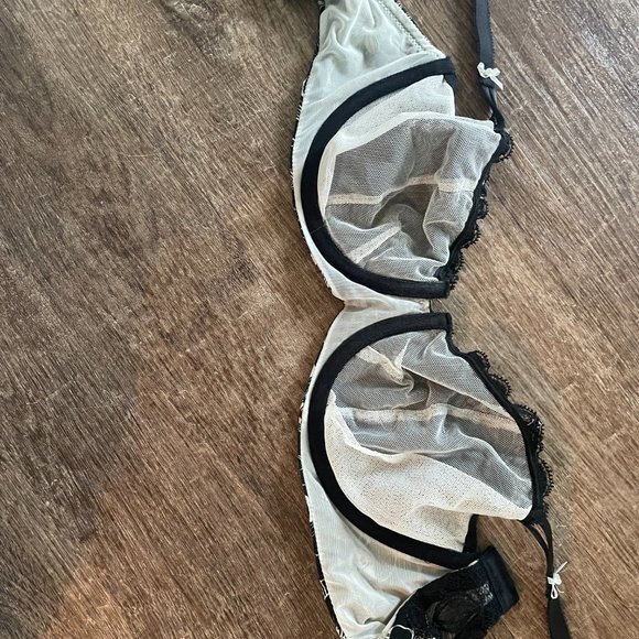 Victoria's Secret Dream Angels Unlined Demi Bra - Picture 3 of 4